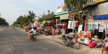 Cần bán miếng đất 300m2 sổ hồng thổ cư, dân cư đông gần chợ lối đi 16m. Liên hệ