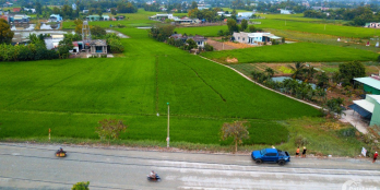 E cần Bán miếng đất gồm 300 thổ 1800 lúa măt tiền 37m đường 835