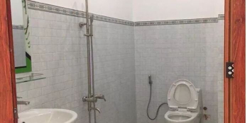 Nhà mặt tiền ở hoặc cho thuê. Đường nhựa 32m, điện âm nước máy.