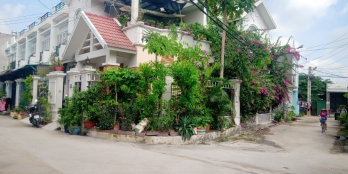 Nhà cao cấp tặng Ban công sân vườn và Gara xe