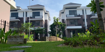 CẦN BÁN NHÀ 100m 2tỷ8. HẺM XE HƠI ĐI 2 CHIẾC Đi VI VU, TRƯỚC NHÀ ĐƯỜNG NHỰA 12M