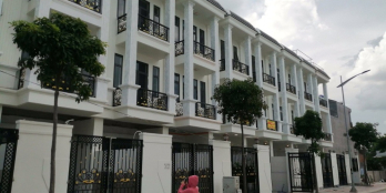 Nhà phố tại trung tâm Dĩ An, Bình Dương. Vị trí cực đẹp, tiện ích xung quanh đầy