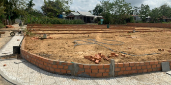 Trung tâm dân cư, Gần trường học, Đương rộng ô tô, có lề và đèn đường