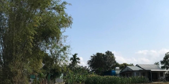 Đường lớn ô tô, có lề, đèn đường, khu dân cư có trường họ