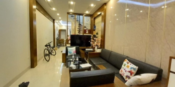 Nhà Hoàng Quốc Việt 56m2, 5T, oto đỗ cửa, tặng hết nội thất xịn, 7.6tỷ