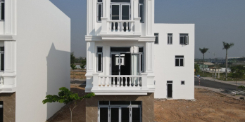 Còn 1 căn 2 lầu giá 2,3 tỷ ở trong Khu Dân Cư Vietsing Phú Chánh.