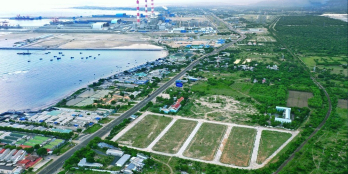 Bán lô góc, hướng biển và đường QL1A, giá 11tr/m2, ngay UBND và trường học