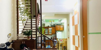 Nhà Hoàng Quốc Việt 42m2, khu dân trí cao, cách đường oto 30m, 5.6tỷ