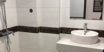 Bán nhà Lạc Long Quân, Oto vào nhà, lô góc 3 mặt thoáng, mặt tiền rộng 5m.