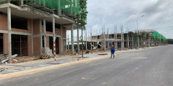 Với 2 tỷ đồng trong tay nên mua nhà hay đất nền để đầu tư