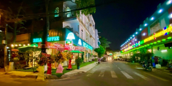 NHÀ GÓC tên lửa, đang kinh doanh cafe, ngay công viên, 13ty