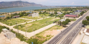 Chính chủ lô góc - mặt đường QL1A, View biển, sổ đỏ lâu dài