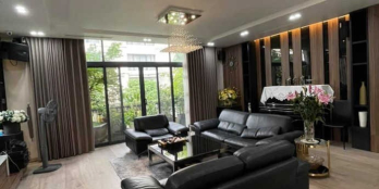 Bán mặt phố Nguyễn Chí Thanh, showroom 5 tầng lô góc đắc địa,  mặt tiền to