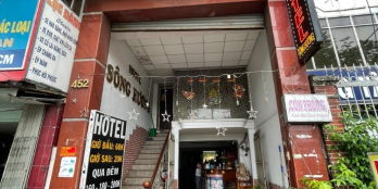 Cho thuê khách sạn 5 lầu, mặt tiền Nguyễn Tất Thành P.18 Quận 4