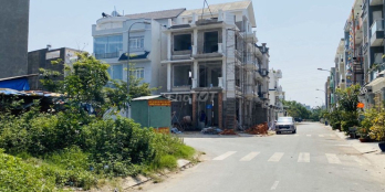 NHÀ LÔ GÓC ĐANG XÂY DO DỊCH KẸT TIỀN GIỮA CHỪNG GẤP BÁN-ĐƯỜNG AN HẠ