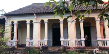 Nhà cổ 2 mặt tiền, ngay trung tâm Chợ Long Phú