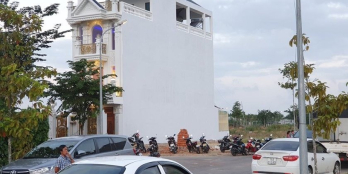 - Ngang 5m, dài 25m - Tổng diện tích: 125m2