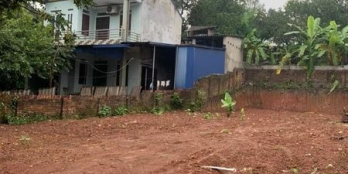 Đất đồi, lưng tựa đồi, Cách đèn đỏ Quan Triều 250m