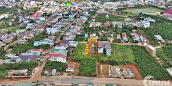 Đất để xây nhà ở đây thì tiện ích xung quanh đầy đủ, không thiếu mộtthứ gì, Bà