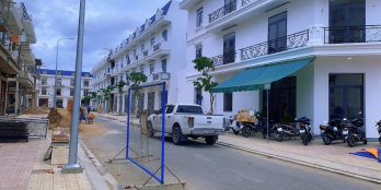 NHÀ PHỐ VEN SÔNG LIỀN KỀ TRƯỜNG CAO ĐẲNG