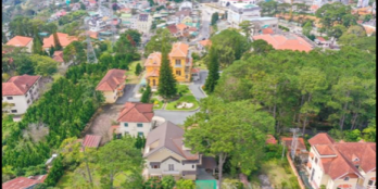 Căn biêth thự cần bán với Khu Vực Yên Tĩnh, có Thông xanh xung quanh