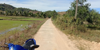 Chủ nhà kẹt tiền cần bán lô đất mặt tiền đường bê tông dien tích