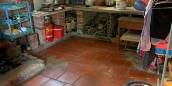 Nhà cấp 4 có 01 phòng khách, 02 phòng ngủ. UBND xã Hoà Tịnh chạy vào 2km lộ xe t