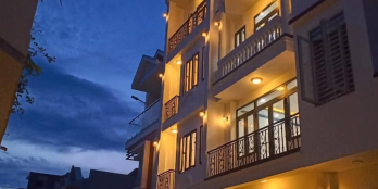 Em nó vừa cất xong mấy ngôi nhà vừa đep, lại sang trọng