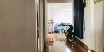 Có 1 căn nhà cần bán, đường ô tô chạy ẹn ẹn