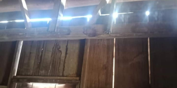 Có hai căn nhà nhỏ gần khu công nghiệp dầu giây