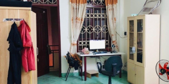 Bán căn Nhà chủ xây kiên cố tâm huyết nội thất cửa, cầu thang gỗ lim sịn.