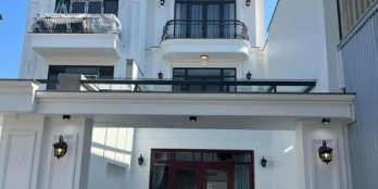 Nhà 3 tầng mới xây đầy đủ trang thiết bị nội thất và kiến trúc hiện đại