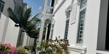 Bán biệt thự hoa giấy nội thất gỗ sang trọng lịch sự.