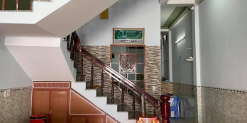  Nhà mặt tiền quốc lộ 1 giá rẻ, 2 tầng và 1 sân thượng cho gia đình nhỏ ở