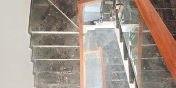 Bán nhà 3 tầng Cột 3 Nguyễn Văn Cừ - oto đỗ cửa, đường 2 xe tránh nhau