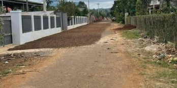 cần bán lô đất   Ekao mặt tiền dg nhựa, có sẵn nhà cấp 4