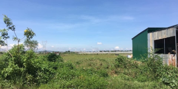 Đất được đổ đất cao bằng nền đường, đất vuông vức. Khu vực đông dân cư