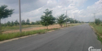 Đối diện vườn hoa, quay lưng ra đường HY3 Hướng đông