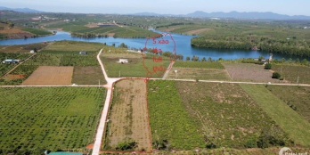 Góc cần bán lô đất với 3 mặt tiền