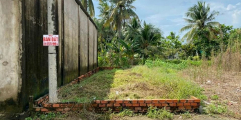 Bán 2 nền khu Trung Tâm thương Mại Thiên Phú. Xe Hơi đậu trước nền.