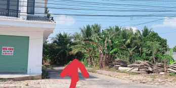 Khách hỏi đường đi, khách kiu chụp hình, em chìu ý khách