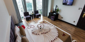 Bán khách sạn mặt đường Phạm Văn Đồng - 73 phòng giáp biển