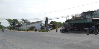 cách trung tâm thị xã 2km, nền thổ cư, mặt tiền lộ nhựa, giá cực tốt.