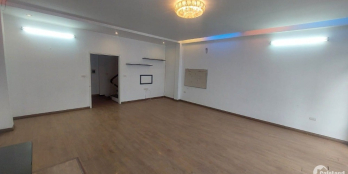 Bán nhà riêng phố Bồ Đề - Lonng Biên - Dt 55m2- Mt 6,1m- O Tô 7 chỗ vào nhà