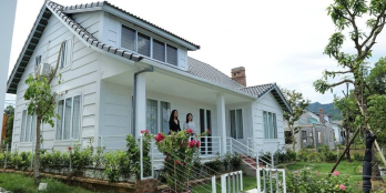 Gia đình bán lại căn biệt thư đã hoàn thiện - giá 3, x tỷ. Có sân vườn