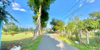 Bán miếng đất 500m2 ngay đường Dương Công Khi. Giao thông thuận tiện.