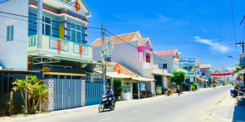 LÔ GÓC có sẵn nhà Cấp 4, mặt tiền đường nhựa 12m, Khu vực Kinh Doanh sầm uất