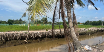 Bán lô đất 10x37m2(sổ hồng riêng) view kênh full thổ cư giá 11tr/m2.