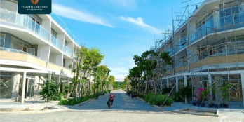 Nhà phố 1 trệt 2 lầu và sân thượng, cách biển chỉ 300m, sổ hồng sở hữu vĩnh viễn