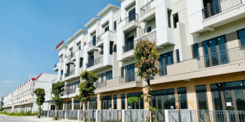 Duy nhất căn nhà phố trực diện chân đế chung cư đẹp nhất bảng hàng.090.651.9494